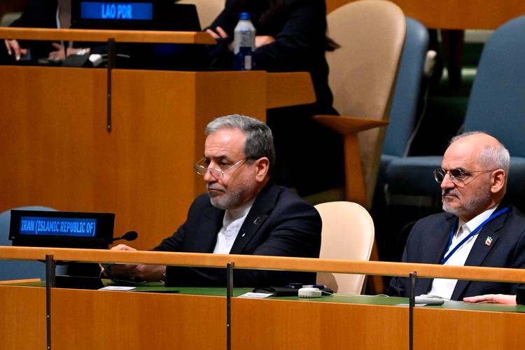 Den iranske regering har tilbudt USA en plan, der vil genåbne Hormuzstrædet inden for syv dage, siger Irans udenrigsminister, Abbas Araghchi (tv.). Foto: Alexi J. Rosenfeld/Ritzau Scanpix