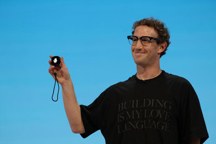 'At bygge er mit kærlighedssprog’, stod der på Mark Zuckerbergs t-shirt, da han præsenterede 'Muse Charm' under techgigantens lancering af 'Meta Connect'. Foto: Carlos Barria/Ritzau Scanpix