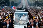 Folkemængden strakte sig over mere end to kilometer fra Place de la Concorde og forbi Triumfbuen. Foto: Alberto Pizzoli/Ritzau Scanpix