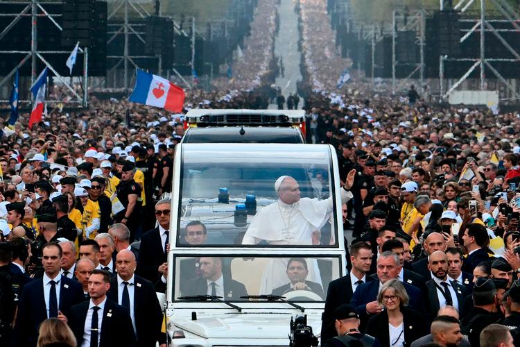 Folkemængden strakte sig over mere end to kilometer fra Place de la Concorde og forbi Triumfbuen. Foto: Alberto Pizzoli/Ritzau Scanpix
