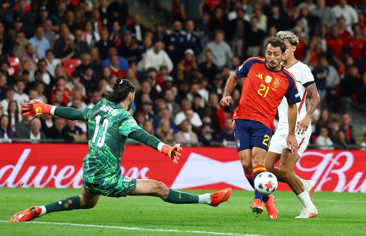 Indskiftede Mikel Oyarzabal var iskold, da han elegant vippede bolden i nettet og afgjorde kampen.  Foto: Peter Cziborra/Ritzau Scanpix