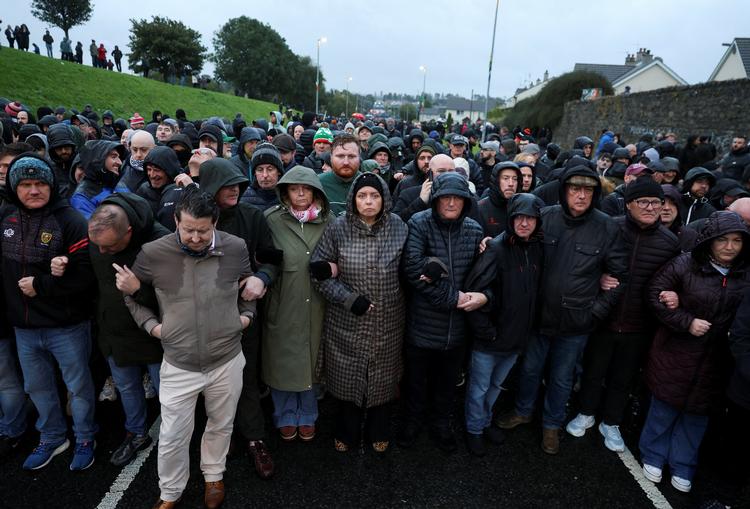Garvaghy Road i Portadown er søndag blokeret af over 1.000 demonstranter, der ikke vil lade en protestantisk march gå gennem området. Foto: Cathal Mcnaughton/Ritzau Scanpix