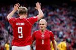 Gustav Isaksen scorede et af Danmarks mål i 2-0-sejren over Wales - og fik en scoring underkendt. Han er en af mange til at joke med, at rutinerede Pierre-Emile Højbjerg begik en fejl, der skabte debat om landsholdet. Foto: Jens Dresling