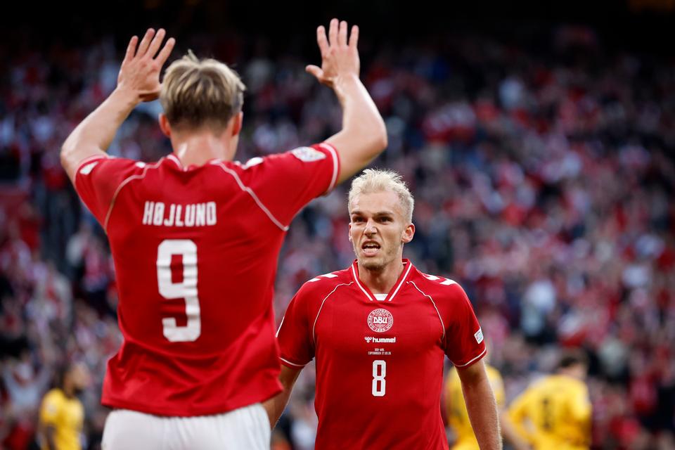 Gustav Isaksen scorede et af Danmarks mål i 2-0-sejren over Wales - og fik en scoring underkendt. Han er en af mange til at joke med, at rutinerede Pierre-Emile Højbjerg begik en fejl, der skabte debat om landsholdet. Foto: Jens Dresling