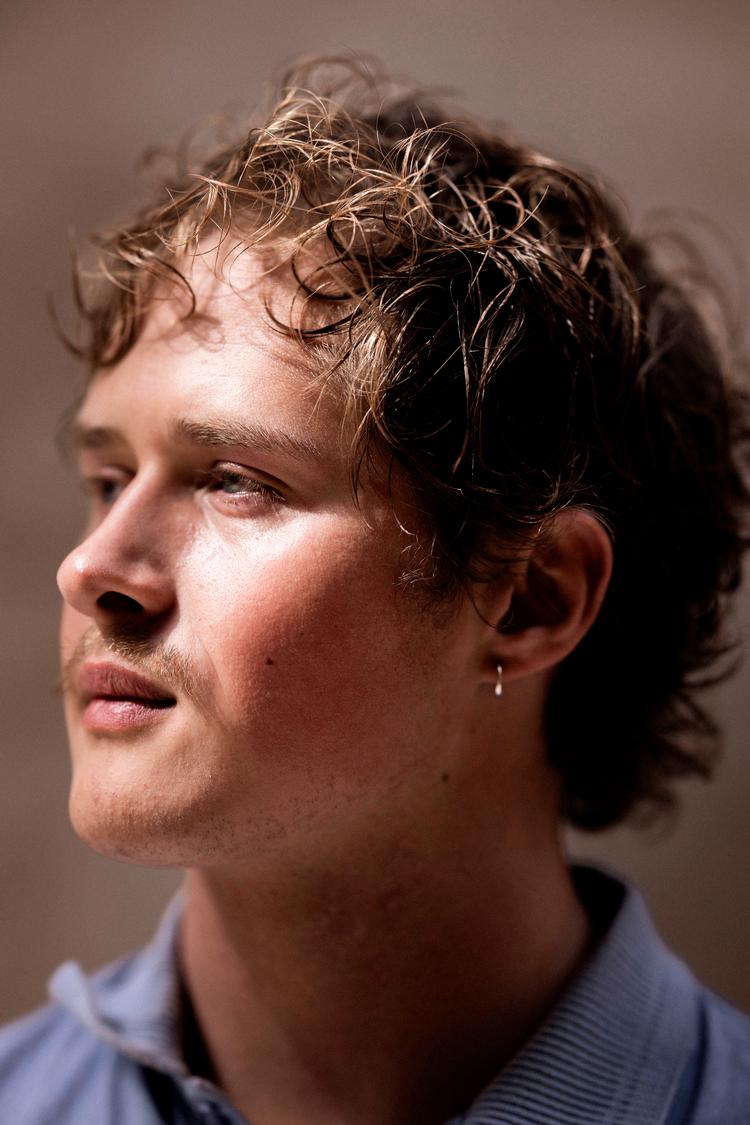 Noah Rosendal fortæller i 'Barn af Faderhuset' blandt andet, hvordan han som barn fulgte efter sin grædende mor rundt i en skov for at sikre sig, at hun ikke kom til skade.  Foto: Karla Ellingsøe