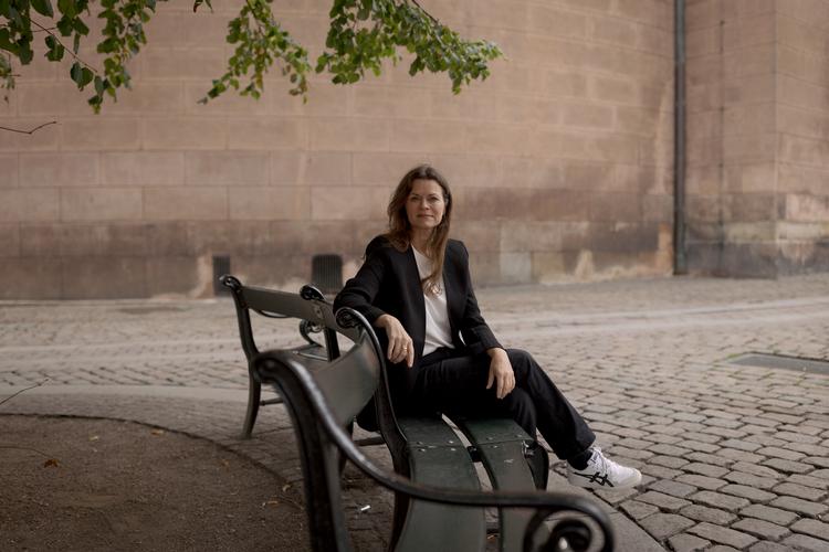Camilla Richter-Friis van Deurs elsker, når folk hygger sig på en offentlig bænk og slet ikke tænker over den planlægning, dialog med politikere osv, der gør, at bænken står netop der.   Foto: Miriam Dalsgaard