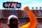 Trump overværede lørdag college football-kampen mellem Texas og Tennessee på Neyland Stadium i Knoxville. Reklamen har kørt under flere NFL- og collegekampe i weekenden. Det er dog uklart, om den også blev vist under denne. Foto: Tom Brenner/Ritzau Scanpix