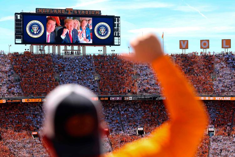 Trump overværede lørdag college football-kampen mellem Texas og Tennessee på Neyland Stadium i Knoxville. Reklamen har kørt under flere NFL- og collegekampe i weekenden. Det er dog uklart, om den også blev vist under denne. Foto: Tom Brenner/Ritzau Scanpix