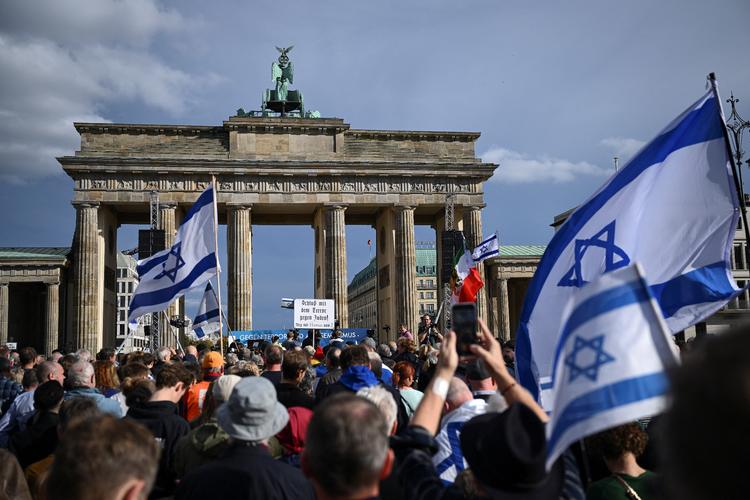 Tysk politi mener at have optrevlet en terrorcelle, der gjorde klar til angreb mod israelske mål eller støttedemonstrationer. Sagen trækker tråde til Danmark og til Storbritannien, hvor en højtstående Hamas-kontakt tilsyneladende kunne operere uhindret. Foto: Annegret Hilse/Ritzau Scanpix