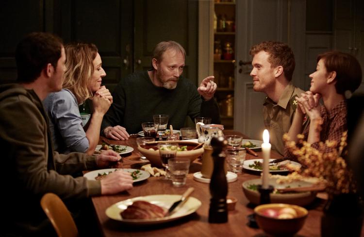 Lars Mikkelsen, Simon Sears og Morten Hee Andersen - her samlet om bordet i et afsnit af 'Herrens veje' - er alle underskrivere af brevet.  Ligesom manuskriptforfatter på serien, Karina Dam. Pr-foto DR