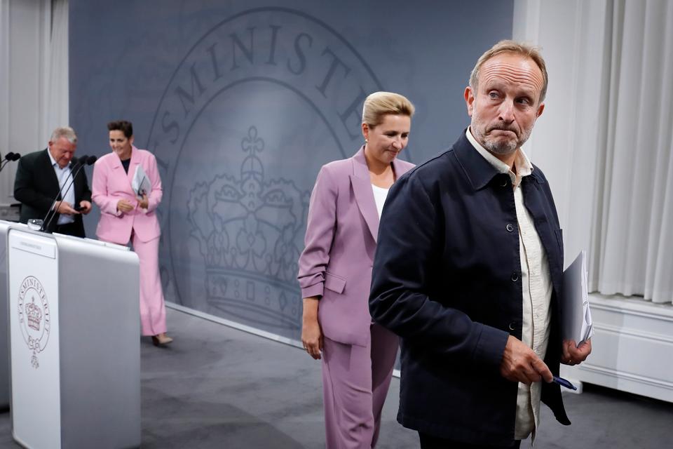 Regeringen vil hæve afgiften på elbiler og tage SU'en fra 81.000 unge