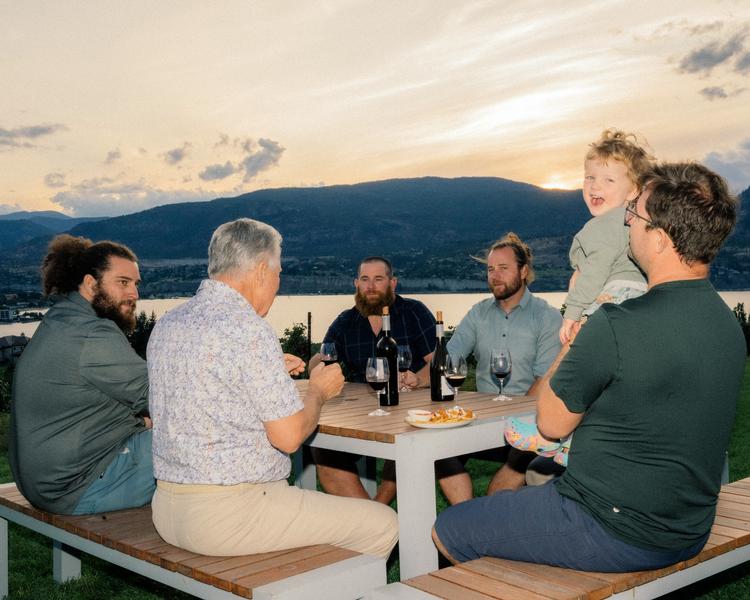 Tony Holler med ryggen til kameraet driver vingården Poplar Grove med sine fire sønner. Selv om vingården er en af de få vindere i handelskrigen med USA, bliver de også ramt af de højere toldsatser og usikkerhed.  Foto: Alana Paterson/Ritzau Scanpix