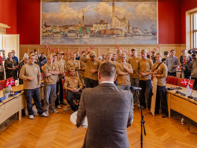 I rådhussalen holder borgmester Bo Hansen en tale for de nyuddannede tømrere. »I er værd at åbne dørene til rådhussalen for«, siger han.  Foto: Anders Holst Pedersen