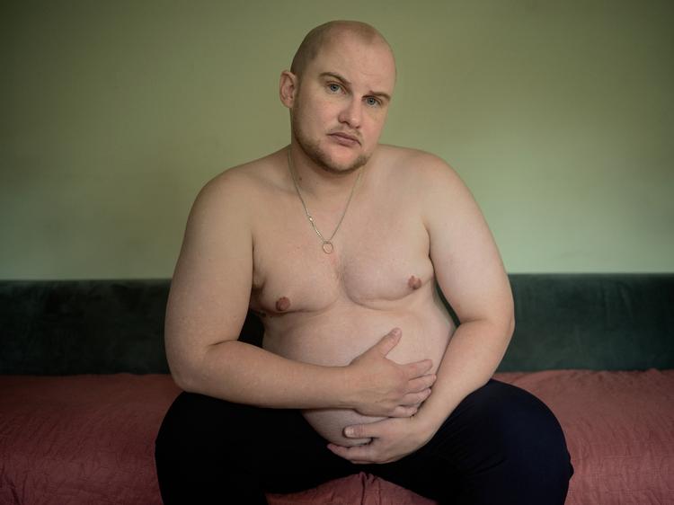 Adam Goslett er åben omkring at være transmand både i en podcast og på Instagram. Han bliver mødt med både trusler og bræk-emojis. Foto: Mads Nissen