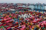 Skibscontainere står på havnen i den kinesiske by Qingdao. Kinesiske virksomheder har svært ved at afsætte deres varer på det kinesiske hjemmemarked, og derfor er den kinesiske eksport til Europa eksploderet. Foto: /Ritzau Scanpix