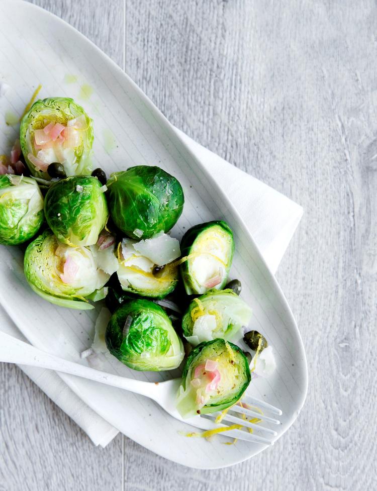Gennem årene har gæster i vores hjem fået serveret rosenkål utallige gange. Det smager fantastisk, hvis det tilberedes med blandt andet citron, kapers og parmesan. Foto: Chris Tonnesen 