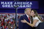 USA's præsident, Donald Trump, påbegyndte onsdag i Oklahoma sin valgkamp for at sikre, at det republikanske parti bevarer sit flertal i begge kongressens kamre ved midtvejsvalget 3. november. Det ser foreløbig svært ud i meningsmålingerne, hvor Demokraterne står til at få flertal i mindst et af kamrene. Foto: Jonathan Ernst/Ritzau Scanpix