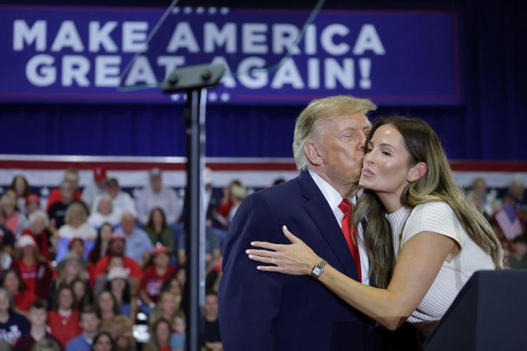 USA's præsident, Donald Trump, påbegyndte onsdag i Oklahoma sin valgkamp for at sikre, at det republikanske parti bevarer sit flertal i begge kongressens kamre ved midtvejsvalget 3. november. Det ser foreløbig svært ud i meningsmålingerne, hvor Demokraterne står til at få flertal i mindst et af kamrene. Foto: Jonathan Ernst/Ritzau Scanpix