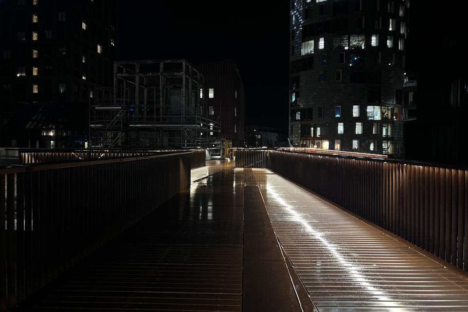 Der er fint sat lys i gelænderet, så kun brodækket oplyses, og man ikke blændes.  Foto: Karsten Ifversen
