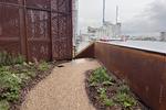 Der er næsten parklignende haver på p-husets terrasser, der enten bare følger gangstien eller åbner sig i siddelandskaber.  Foto: Karsten Ifversen