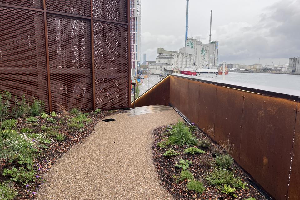Der er næsten parklignende haver på p-husets terrasser, der enten bare følger gangstien eller åbner sig i siddelandskaber.  Foto: Karsten Ifversen