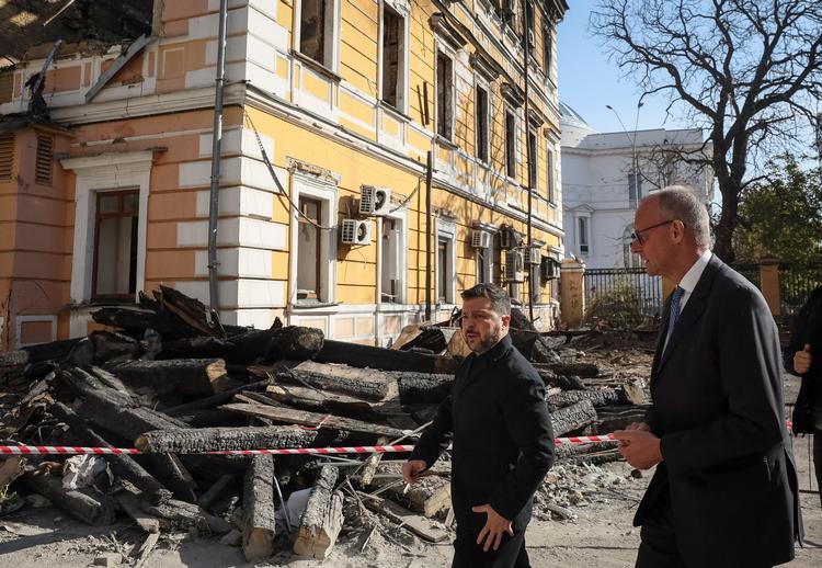 Rusland har skruet voldsomt op for luftangrebene mod Kyiv på alle døgnets tidspunkt, hvilket den tyske kansler Friedrich Merz og  præsident Volodymyr Zelenskyj studerede ved selvsyn. Foto  REUTERS/Gleb Garanich Foto: Gleb Garanich/Ritzau Scanpix