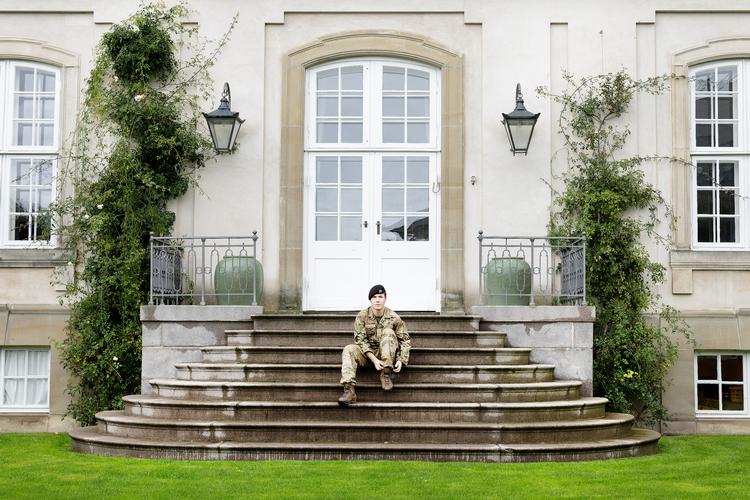 Kronprins Christian stiller op til foto i den private have bag Frederik VIII’s Palæ, hvor kong Frederik og dronning Mary bor sammen med deres børn. Foto: Thomas Borberg
