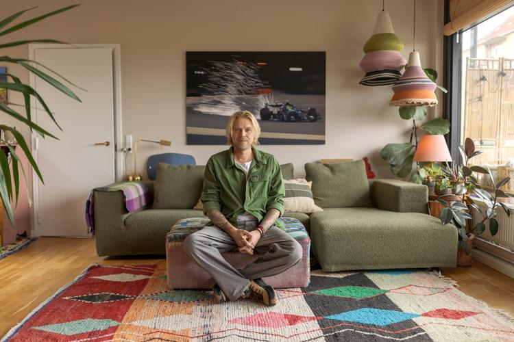 Tv- og radiovært Felix Smith havde egentlig en barndomsdrøm om at lave noget, hvor han sad bag et rat.  Foto: Miriam Dalsgaard