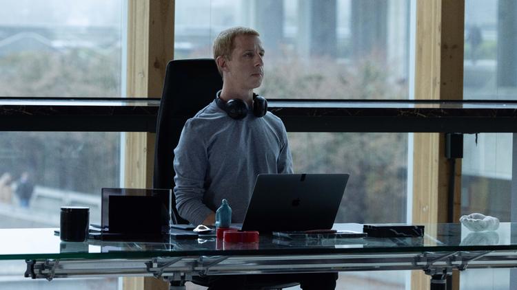 Den lovlig udspekulerede nørd fra 'The Social Network' har i 'The Social Reckoning' nu nået en magtposition, hvor han kan sige, at Facebook er 'post-government' - hævet over noget så småt som regeringsindgriben. I 'The Social Network' blev Mark Zuckerberg spillet af Jesse Eisenberg; her i 'The Social Reckoning' gestaltes han af Jeremy Strong (bl.a. 'Succession').  Foto: SF Studios
