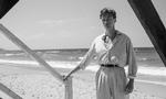 Meursault på stranden. En dejlig badedag, som får en knap så dejlig ende. Benjamin Voisin er mest kendt for Xavier Giannolis Balzac-filmatisering ’Tabte illusioner’, men ’Den fremmede’ vil blive et definerende karrieremoment for den 30-årige skuespiller.  Foto: Camera Film