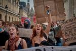 Titusindvis af gymnasieelever har de seneste uger protesteret og blokeret deres skoler. Tirsdag fik de følgeskab af fagforeninger til en stor demonstration, hvor mere end 250.000 franskmænd ifølge det franske udenrigsministerium gik på gaden. Foto: Kiran Ridley/Ritzau Scanpix