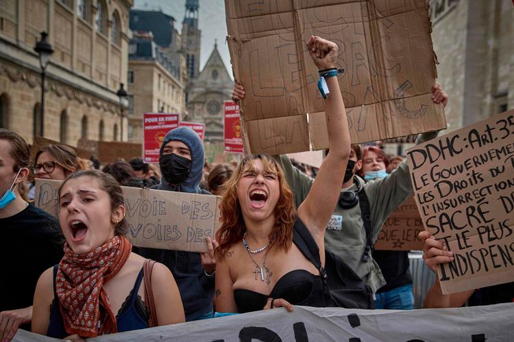Titusindvis af gymnasieelever har de seneste uger protesteret og blokeret deres skoler. Tirsdag fik de følgeskab af fagforeninger til en stor demonstration, hvor mere end 250.000 franskmænd ifølge det franske udenrigsministerium gik på gaden. Foto: Kiran Ridley/Ritzau Scanpix