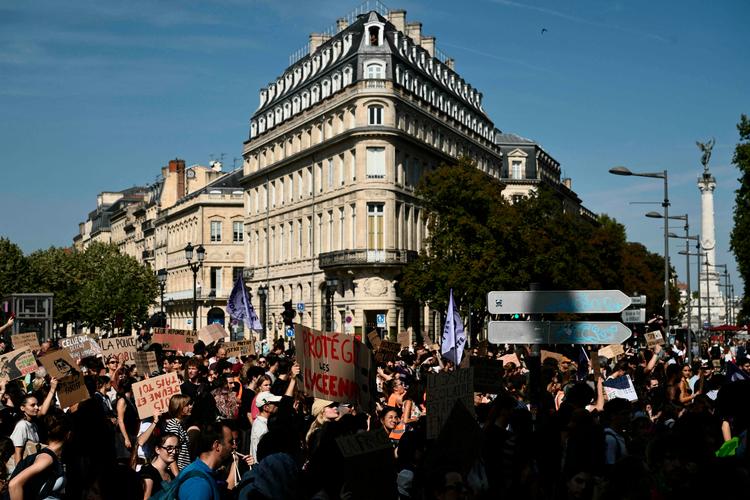 Næsten 900 franske skoler har helt eller delvist indstillet undervisningen på grund af protesterne, skriver flere franske medier ifølge BBC. Foto: Philippe Lopez/Ritzau Scanpix