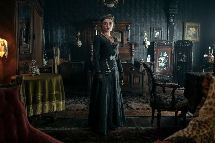 Florence Pugh spiller Cathy, seriens store omdrejningspunkt, som efterlader sig et kølvand af død, ulykke og svig. Foto: Kirsty Griffin/Netflix