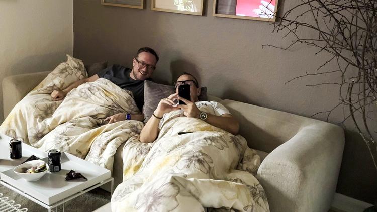 Lasagne, østers, street food, pizza og sushi. Det er ugen før den helt store beslutning, og mange svære samtaler tages med mad i munden.  Pressefoto:  Snowman Productions