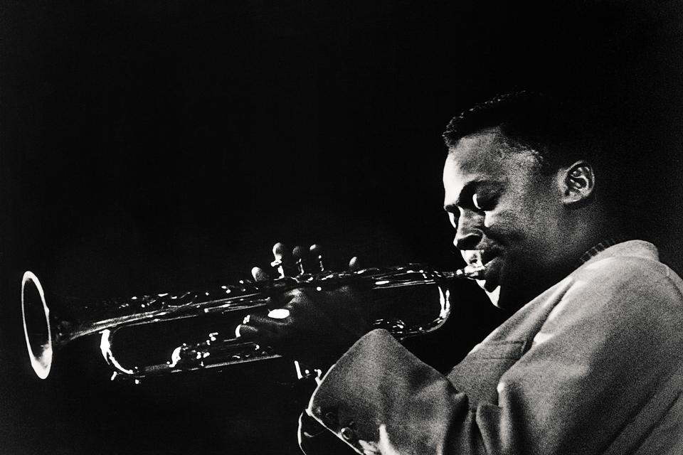 Det er dæmperen i trompeten, en tilbagelænet Miles Davis, altså mere cool bliver det vel ikke. Arkivfoto: Tage Christensen