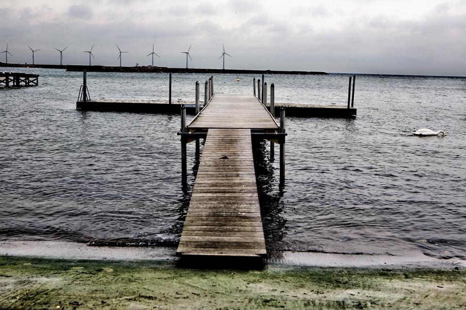 Nøgen står man på badebroen med nøddebrun vom og hvide baller under en aftagende tanline. Til tonerne af Lee Hazlewoods ’My Autumn’s Done Come’. Arkivfoto: Jonas Pryner Andersen