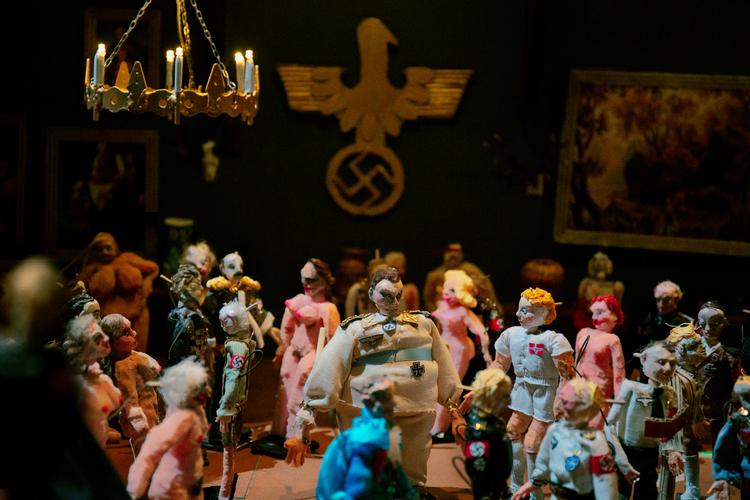 Vi befinder os på Hermann Görings jagtslot Karinhall lidt uden for Berlin i år 1936, hvor topnazister og diplomater er samlet til hedonistisk horefest. Foto: Issam Talib