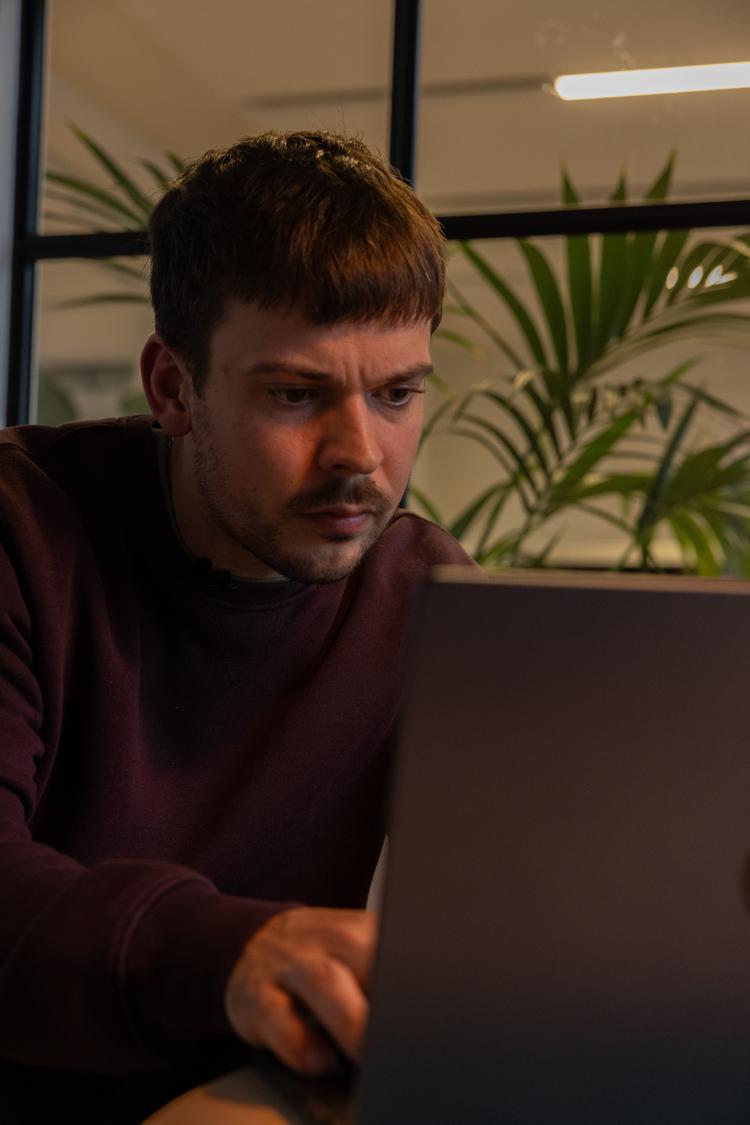 Emil Hørning fra Defend Denmark har fået mulighed for at udføre en kort analyse af data fra det historiske cpr-læk, som Politiken er kommet i besiddelse af.  Foto: Cecilie Baden