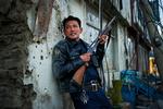 Byen Hope er omdrejningspunkt for filmen, hvor beboerne en efter en bliver flænset og halvspist af nogle mystiske monstre, som politikommissæren Ko Bum-seok og hans assistent skal bekæmpe. Foto: SF Film