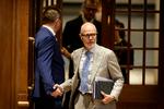 Dansk Folkepartis digitaliseringsordfører, Allan Feldt, kræver svar fra regeringen i cpr-sagen. Her trykker han hånd med sin partiformand, Morten Messerschmidt. Foto: Jens Dresling