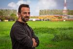 Fra sin have kigger Jeroen Van Reeth direkte over på det område, hvor den forurenede jord samles og transporteres via den specialbyggede røde bro over til fabrikken 3M.  Foto: Joseph Backes