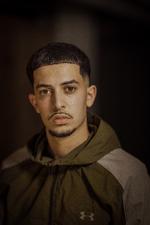 20-årige Rida Hussein er for to måneder siden flyttet i egen lejlighed sammen med sin lillebror. Her har han fundet ro til at skrive digte.   Foto: Miriam Dalsgaard