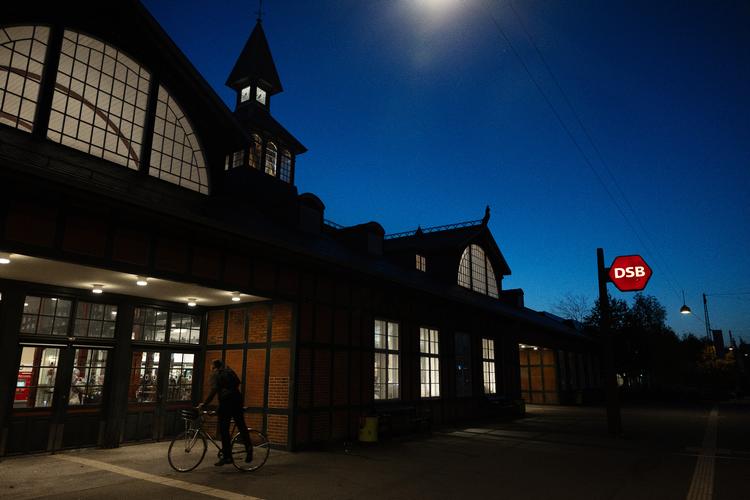 Forsinkelserne skyldes, at der fredag udbrød brand i en sikringshytte ved den vestfynske stationsby Aarup. Foto: Thomas Borberg