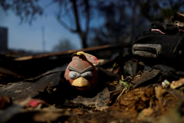 Et stykke legetøj ligger efterladt i ruinerne af frontlinjebyen Slovjansk, hvor mængden af russiske angreb ser ud til at aftage. Foto: Ammar Awad/Ritzau Scanpix
