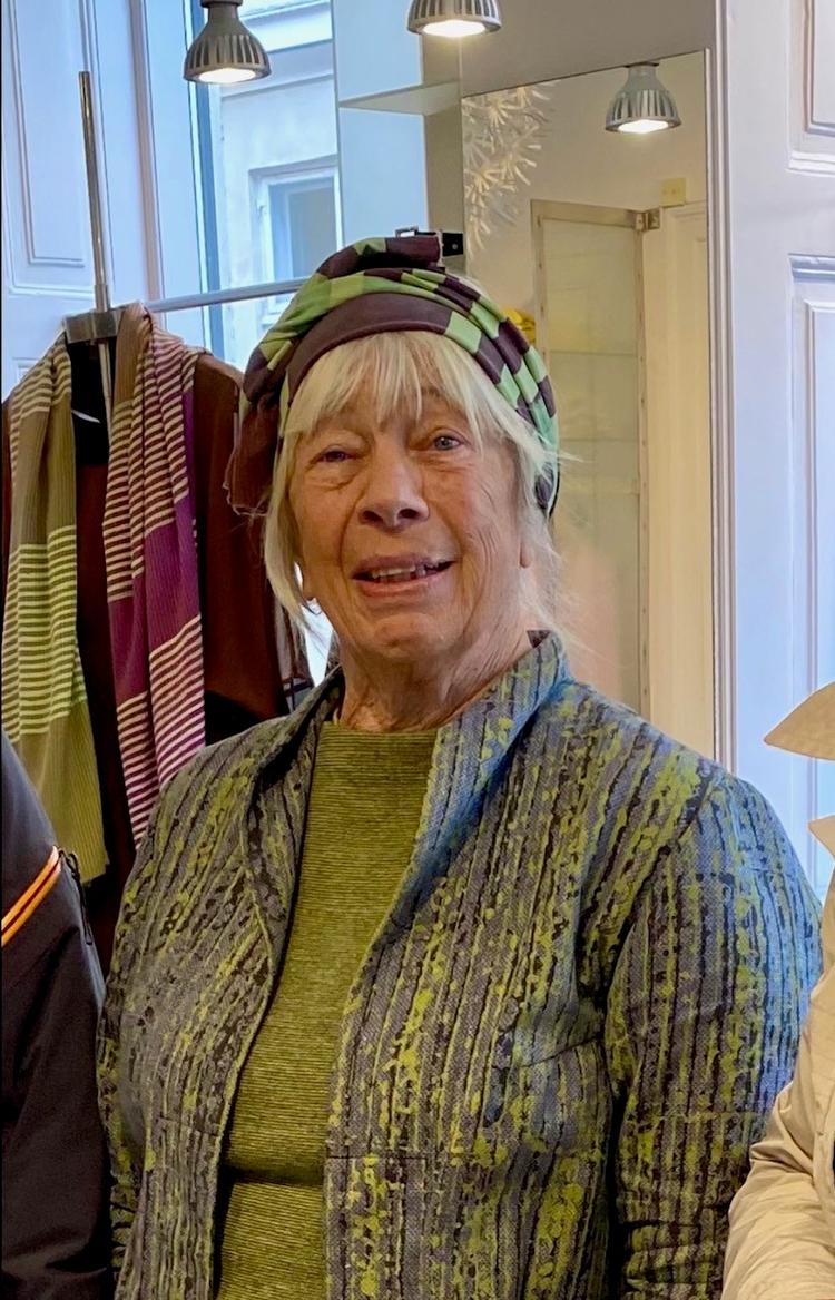 Hanne Backhaus i Blå Form i det indre København, som hun var med til at etablere i 1982 og som hun først forlod i 2022 som 80-årig.  Foto: Privatfoto
