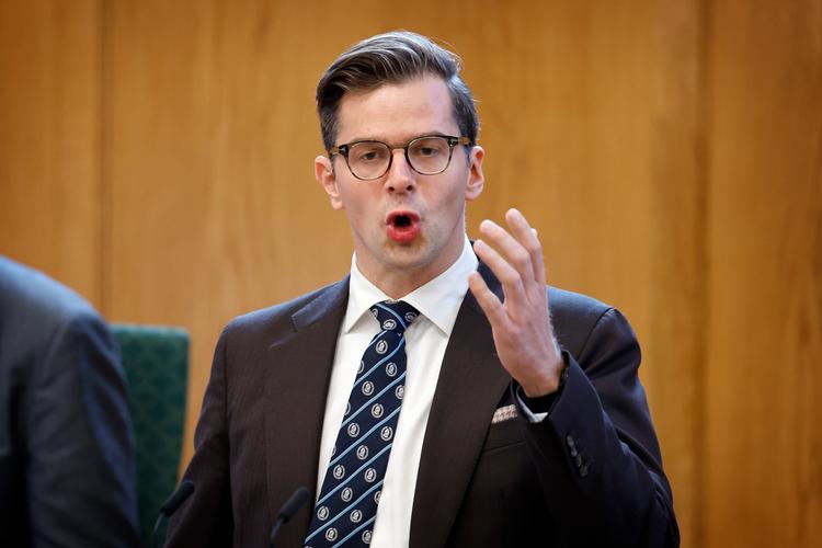Liberal Alliances partileder Alex Vanopslagh ved Folketingets åbningsdebat i sidste uge. Her angreb han især Socialdemokratiet for at ville genfremsætte et lovforslag om at give 2.055 personer dansk statsborgerskab.    Foto: Jens Dresling
