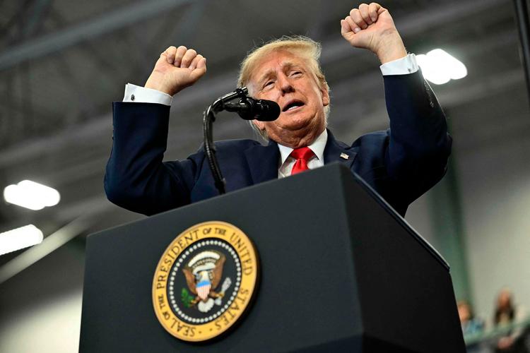»Det er jo ren fantasi – som så meget andet, der kommer fra ham i øjeblikket«, forklarer Rasmus Brun Pedersen, der er lektor i international politik, om Trumps seneste aktivitet på Truth Social.  Foto: Kent Nishimura/Ritzau Scanpix