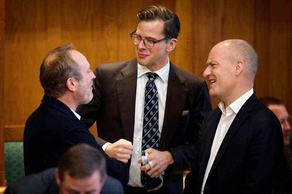 Vanopslaghs detektivarbejde splitter: Nyt uværdigt cirkus eller nødvendig øjenkontakt