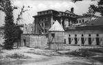 Bagindgangen til Hitlers bunker i haven til Det Nye Rigskancelli, tegnet af Albert Speer, som stod færdigt i 1939. Lige ved indgangen blev Hitler og Eva Braun brændt efter deres selvmord. Foto: Bundesarchiv